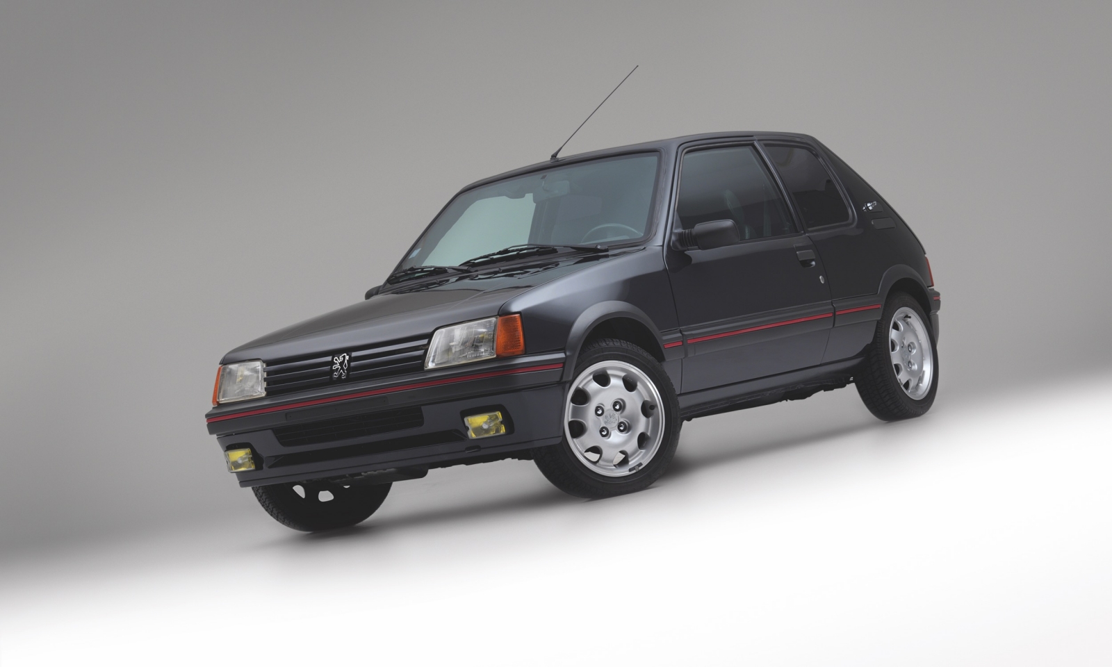 Unikát na predaj: Obrnený Peugeot 205 GTI za 37 500 €!
