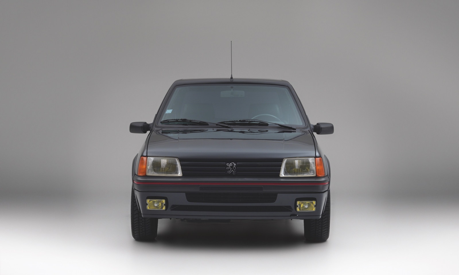 Unikát na predaj: Obrnený Peugeot 205 GTI za 37 500 €!