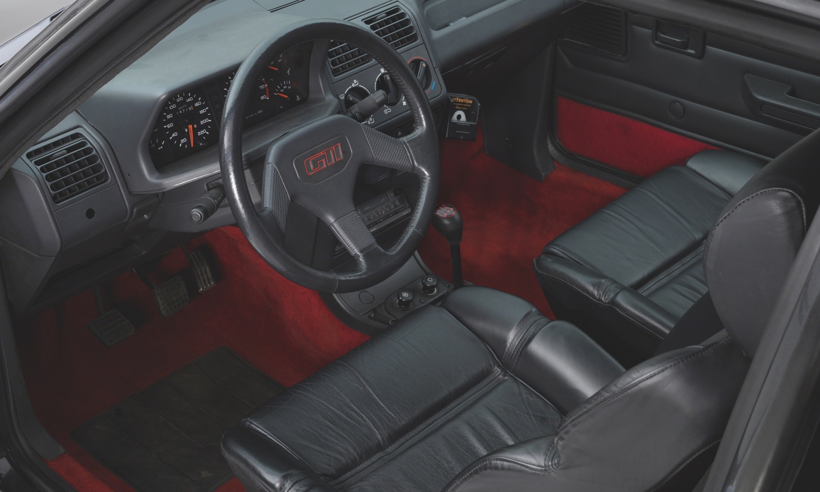Unikát na predaj: Obrnený Peugeot 205 GTI za 37 500 €!