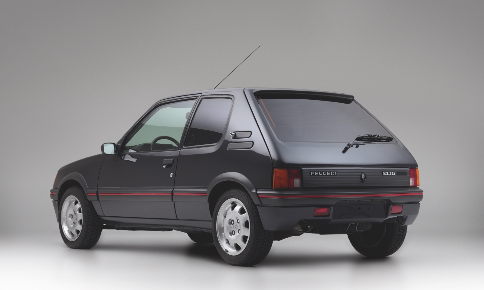 Unikát na predaj: Obrnený Peugeot 205 GTI za 37 500 €!